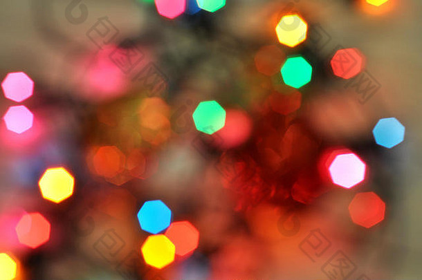 圣诞背景。由相机内和镜头内的波基创建的发<strong>光</strong>和喜庆的彩色<strong>光</strong>圈。圣诞仙女灯散焦，给人一种模糊的感觉