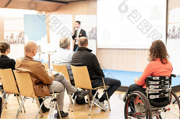 后视图nrecognizable女人轮椅参与业务会议说话