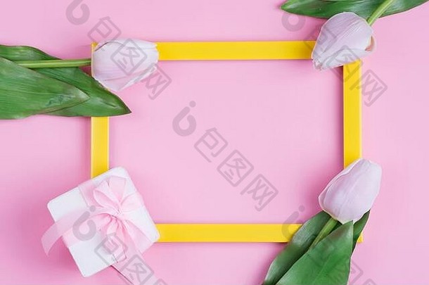 粉色背景上带有空白画框和礼品盒的小插画，空间