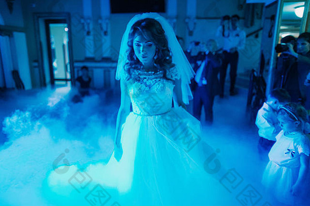 美丽的新娘站在<strong>雾</strong>中昏暗的舞厅中