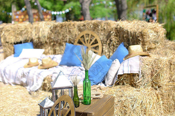 带蓝色枕头、帽子和麦穗瓶子的木制轮子。