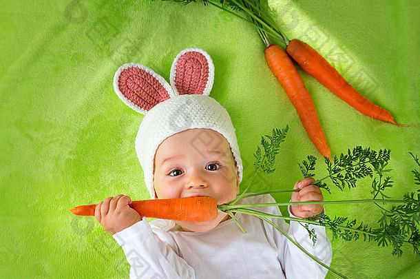 戴兔子帽吃胡萝卜的婴儿