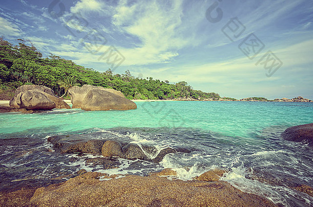 复古风格——夏季在木柯西<strong>米兰</strong>的Koh Miang岛，岩石附近蓝色海洋和白色波浪的美丽自然
