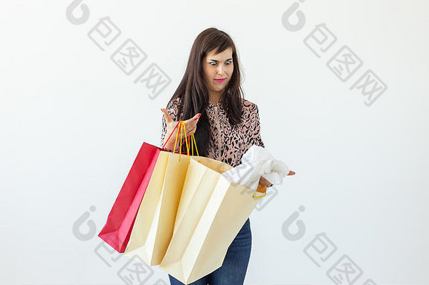 快乐的年轻的浅黑肤色的女人女人持有购物袋摆姿势白色背景复制空间概念折扣销售购物中心