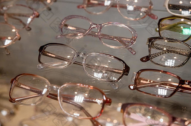 眼镜行光学零售商店丰富的分类选择眼镜帧眼镜商店显示光学商店行