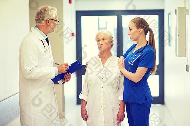 医院的医生和老年女病人