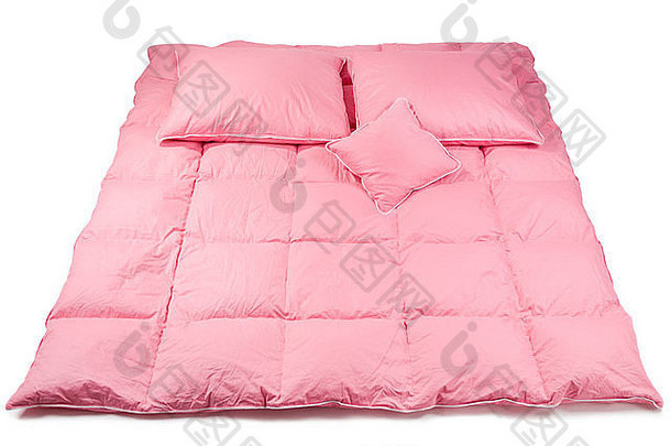 大羽绒被上的粉色棉质蓬松三个枕头