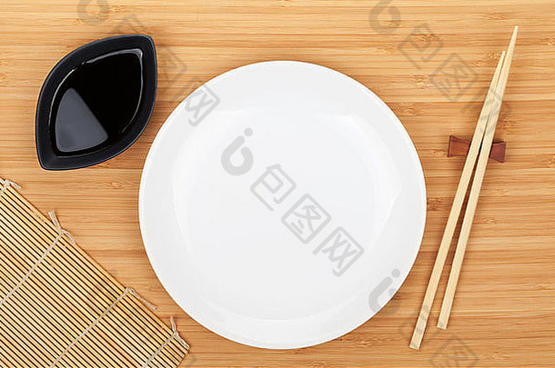 空盘子，寿司筷子和酱油放在竹桌上