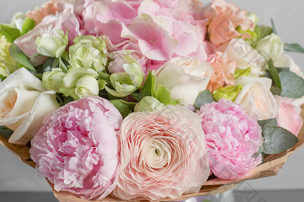 精致的、柔和的、美丽的混合花束。花店概念。美丽的鲜切花束。送花