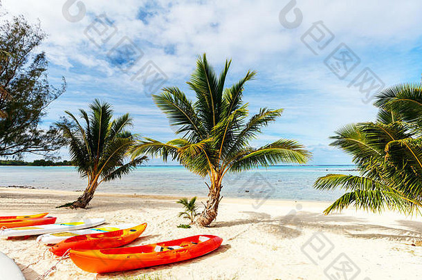 皮艇美丽的热带海滩棕榈树白色沙子绿松石海洋水蓝色的天空烹饪岛屿南太平洋