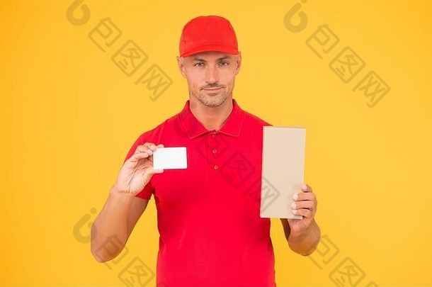 获得免费折扣卡。送到你的目的地。提供服务。快递和送货。邮递员。帅哥红帽子黄色背景。交付购买。业务联系。