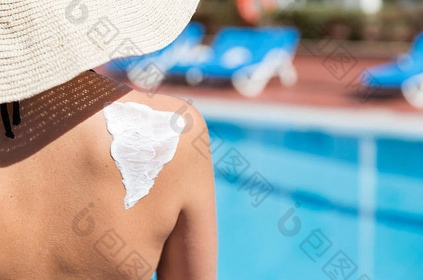 女人他应用太阳奶油肩膀池太阳保护因素假期概念