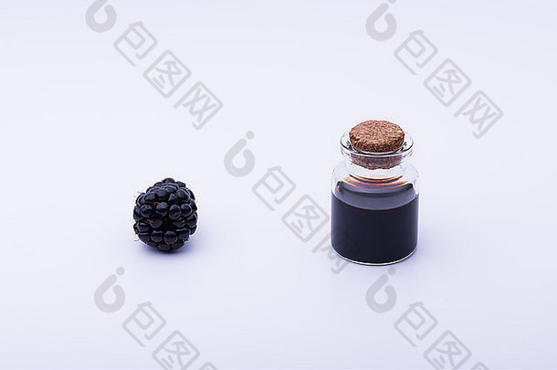 黑莓和小瓶隔离在白色