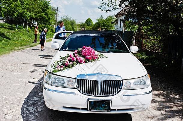带有花卉装饰的优雅婚礼轿车。