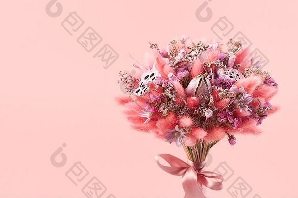 美丽的花束粉红色的干花粉红色的背景特写镜头