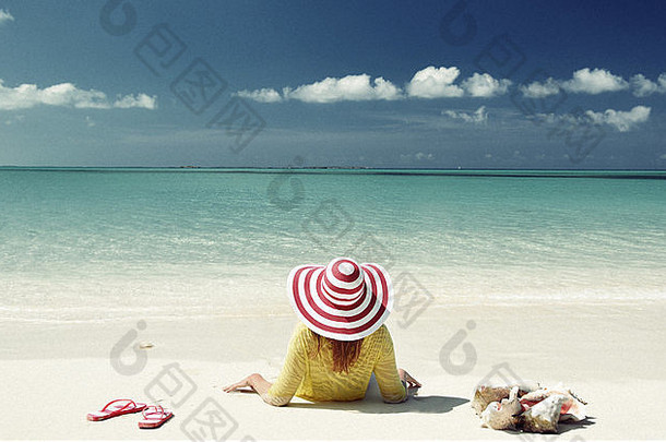 巴哈马埃克苏马海滩上放松的女孩