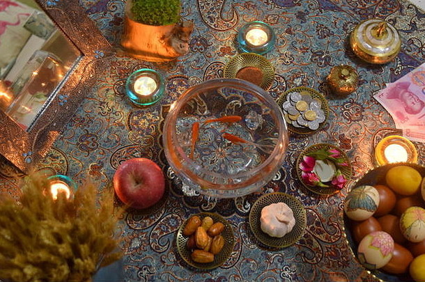 纽罗兹伊朗一年哈夫茨传统的文化桌面安排烛光