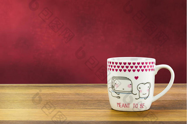 背景：木制桌上的心形咖啡杯-永恒的爱