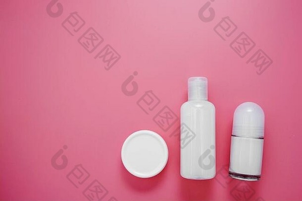 美化妆品卫生产品粉红色的背景复制空间平躺皮肤护理概念