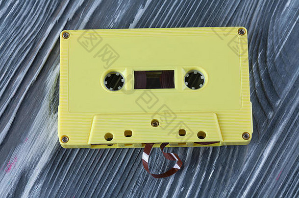 黄色的音频盒式磁带灰色的木背景古董复古的风格软焦点