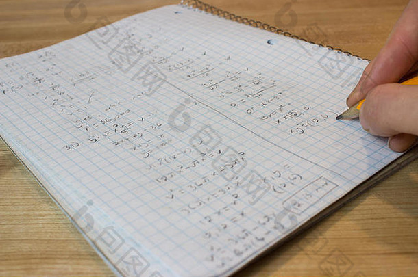 在凌乱的数学笔记本上手写