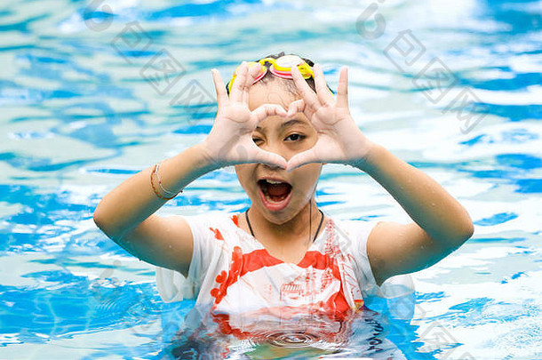 女孩游泳池手工制作的心形状