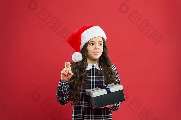 保持冷静。新年快乐礼物。圣诞节礼物的时间到了。戴圣诞帽的小女孩。欢快的儿童红色背景。圣诞儿童购物。圣诞节最好的礼物。小女孩打开礼物盒。