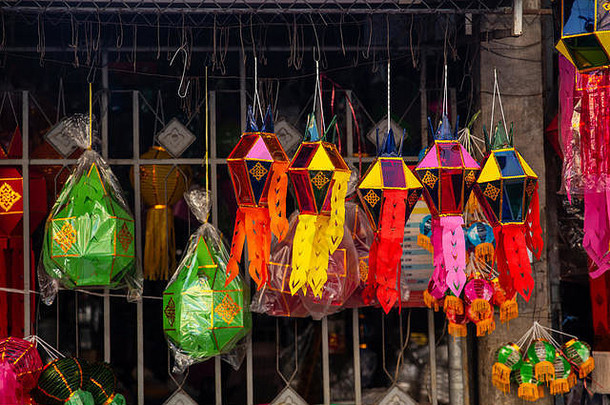 泰国乐克拉通或乐克拉通满月活动中装饰的彩色纸灯笼。