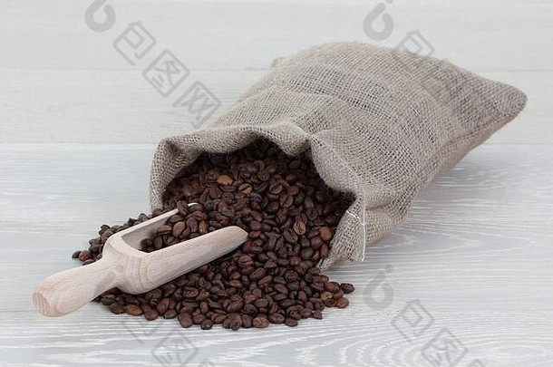 <strong>咖啡</strong>豆勺和袋子放在木头表面