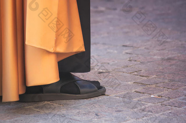西班牙圣周游行中拿撒勒人的凉鞋细节