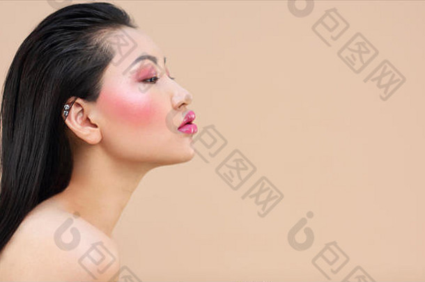 美肖像年轻的有吸引力的亚洲女人明亮的使米色背景