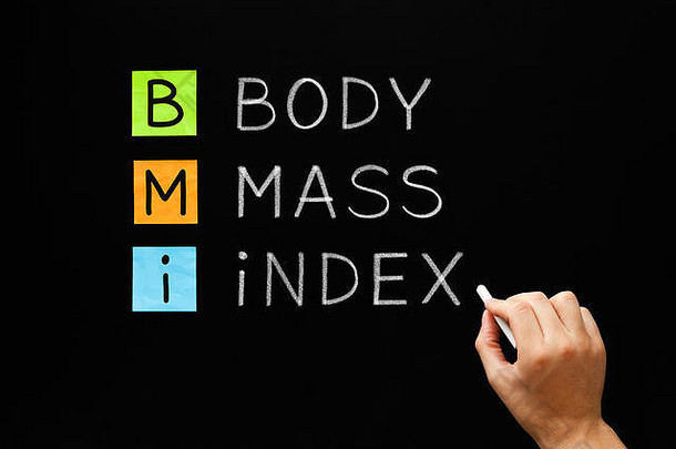 用白色粉笔在黑板上手写BMI——体重指数的首字母缩写。