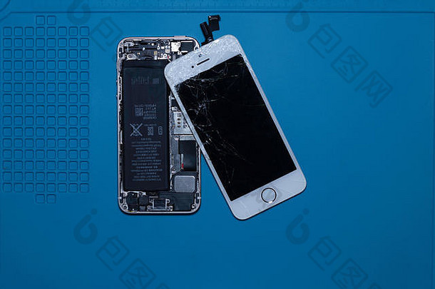 屏幕损坏的手机，准备由专家维修