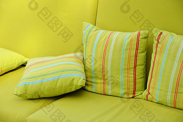 绿色露台沙发和枕头的特写镜头