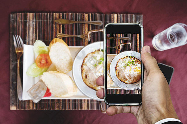 采取食物摄影自制的锅鸡蛋炸烤面包前视图聪明的电话