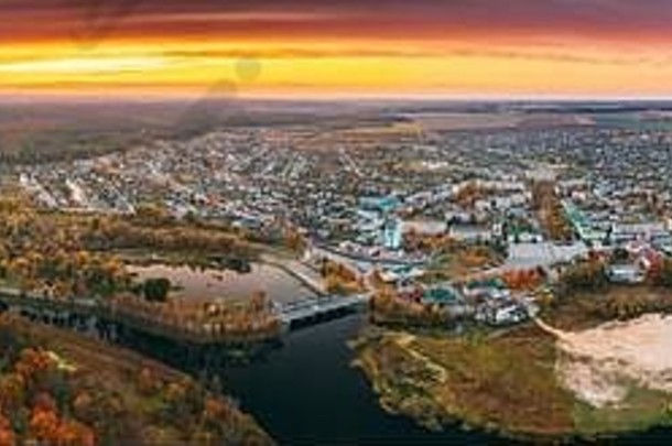dobrush高美尔地区白俄罗斯空中视图dobrush城市景观天际线秋天晚上住宅区河日落鸟瞰图