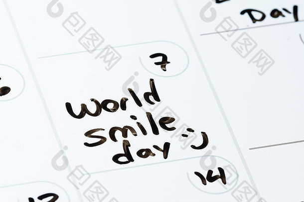 每日计划或日历的特写镜头，为庆祝活动或节日手写信息