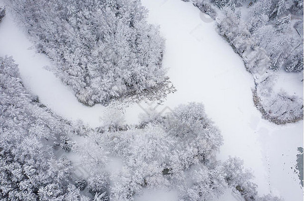 鸟瞰冬季美丽的风景，<strong>树</strong>木覆盖着白霜和白雪。从上面看冬天的景色。用无人机拍摄的风景照片。