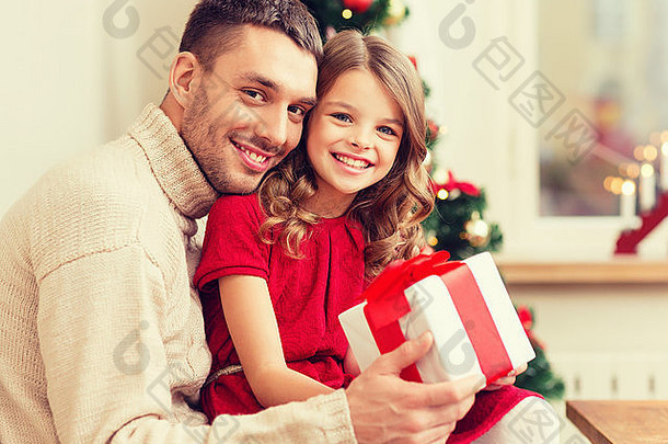 微笑的父亲和女儿拿着礼盒