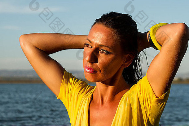 视图美丽的女人比基尼海滩<strong>沐浴阳光</strong>明媚的射线夏天