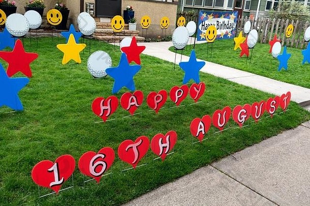 生日快乐，为儿子奥古斯特的16岁生日装饰草坪。美国明尼苏达州圣保罗