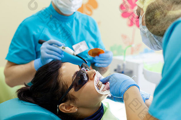 微笑漂亮的女人牙齿检查牙医诊所概念龋齿治疗