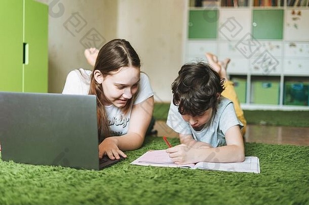 兄弟姐妹兄弟姐妹漂亮女孩十几岁和十几岁男孩在hom房间打开笔记本电脑，在学生课本上做作业学习<strong>外语</strong>写作