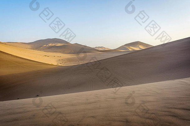 日落时戈壁沙漠中的彩色沙丘，敦煌，中国