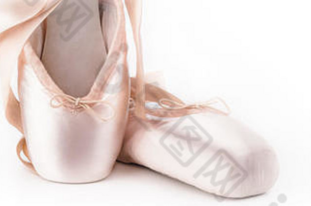 波因特舞鞋芭蕾舞鞋，在白色背景上漂亮地折叠成蝴蝶结，光线充足