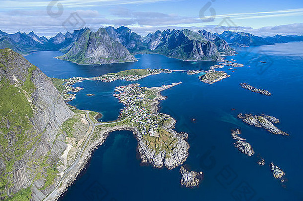 在挪威<strong>的</strong>罗弗敦群岛上，雷恩被<strong>深邃的</strong>峡湾和壮丽<strong>的</strong>山峰所环绕