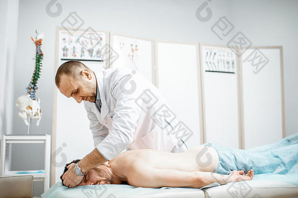 专业高级理疗师手册治疗男人的颈脊柱内阁康复诊所