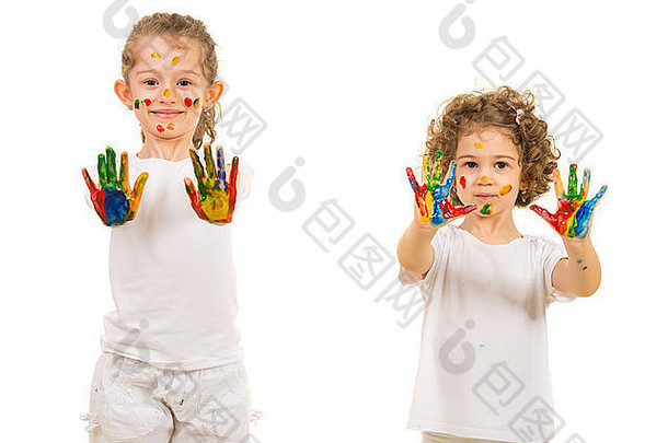 两个小姐妹用白色背景上的彩色颜料展示他们的手