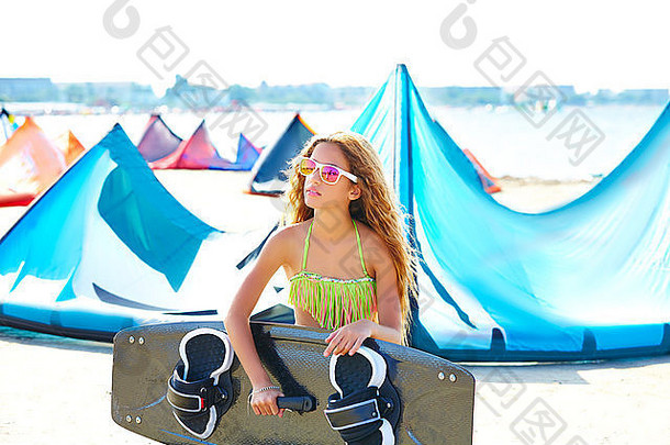 地中海夏日海滩上金发风筝冲浪少女