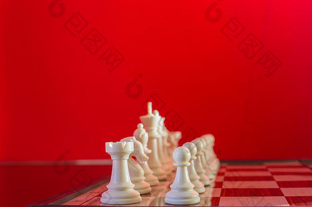 国际象棋白色计划减少红色的背景